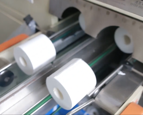 Guter Preis Unabhängiges Motorsteuerungssystem Toilettenpapier-Aufwickelmaschine mit Touchscreen-Parametereinstellung und optionaler Leimkaschierung für den Arbeitsablauf online