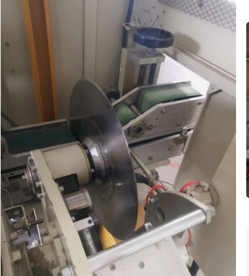 Bon prix Machine de découpe de tissus faciaux à 380V Machine automatique de découpe de tissus 360 coupes/min Puissance moteur 15 kW en ligne